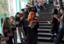 Ученици Основне школе у Селенчи испратили психолога Олену Грњу аплаузом