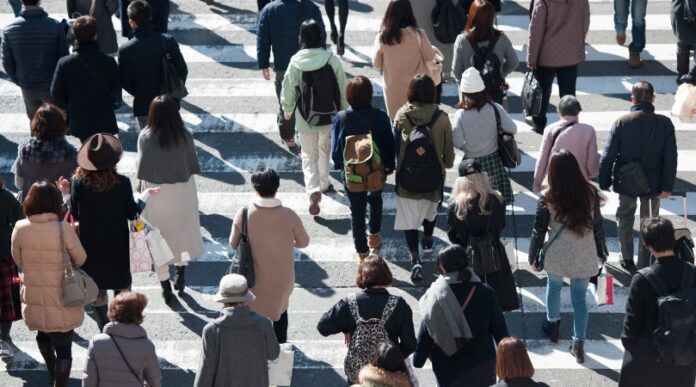 ljudi grupa ljudi na ulici