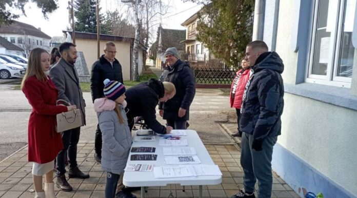 Studenti prikupljaju potpise za izbore u Baču opstina bac selenca backo novo selo vanredni parlamentarni izbori Studenti prikupljaju potpise za izbore u Baču opstina bac selenca backo novo selo vanredni parlamentarni izbori