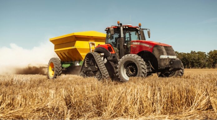 Poljoprivreda, traktor, poljoprivrednici, njiva Poljoprivreda, traktor, poljoprivrednici, njiva
