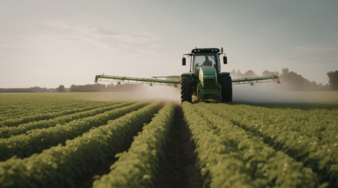 Traktor, prskanje useva, pesticidi, poljoprivreda Traktor, prskanje useva, pesticidi, poljoprivreda