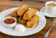 Поховани ролат од омлета – мало другачији доручак Pohovani omlet sa ajvarom i pavlakom