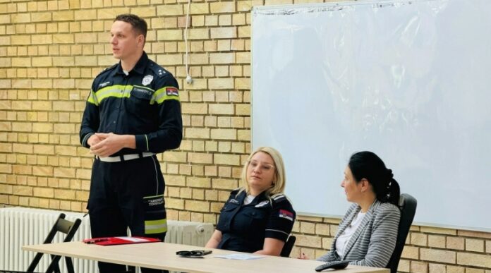 Predavanje MUPa Poljoprivredna škola Bač Predavanje MUP-a , Poljoprivredna škola Bač