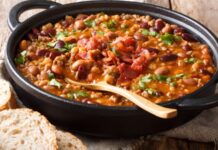 Каубојски пасуљ – рецепт који мирише на дивљи запад Kaubojski pasulj